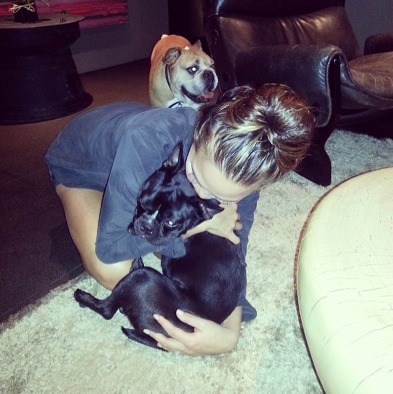 Chrissy Teigen passar på att ha lite hundmys. Chrissy Teigen passar på att ha lite hundmys.